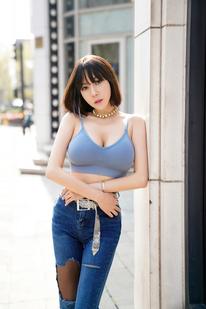 街拍时尚短发牛仔裤美女果儿写真图片