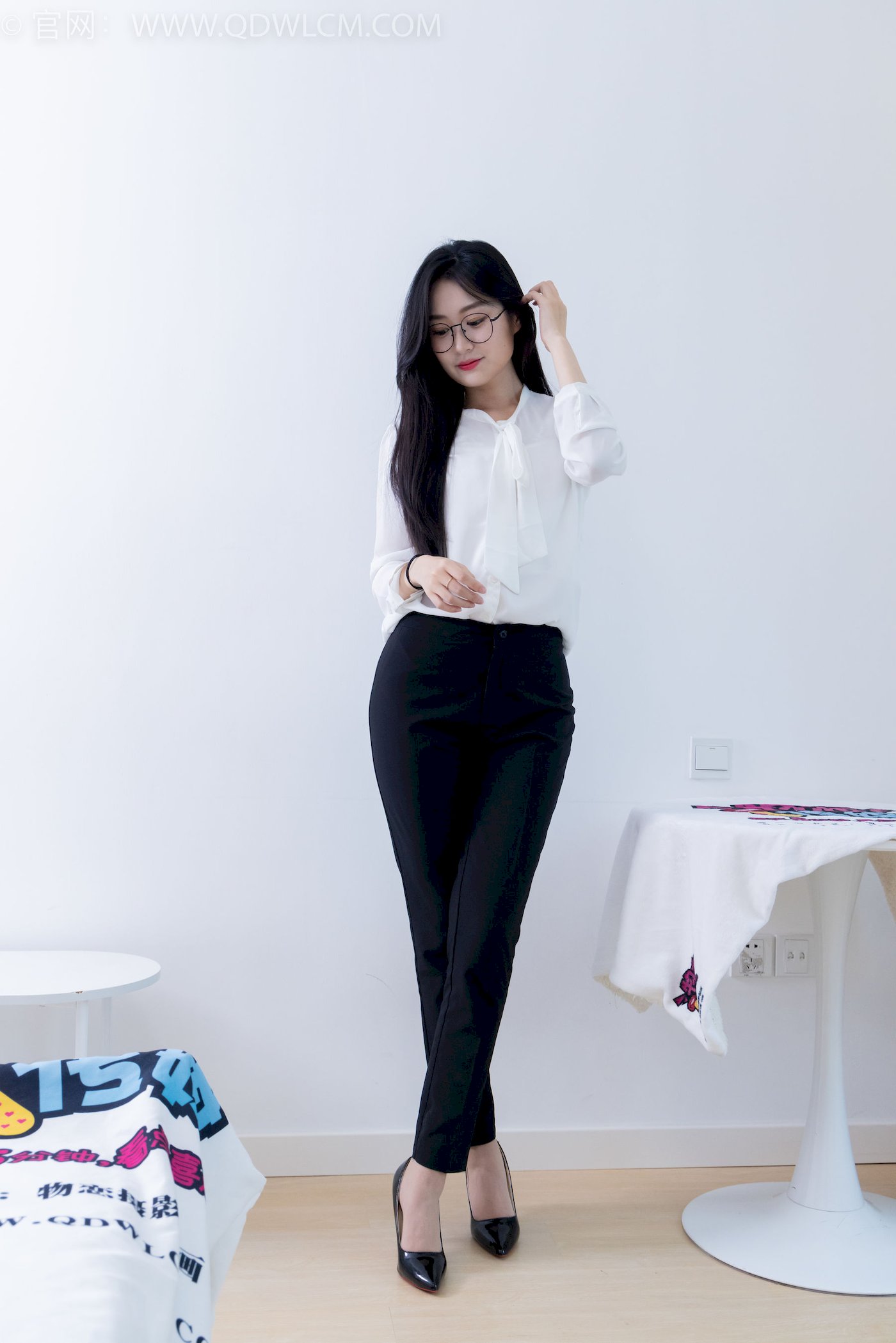 物恋传媒模特小敏白上衣黑色长裤职场丽人写真