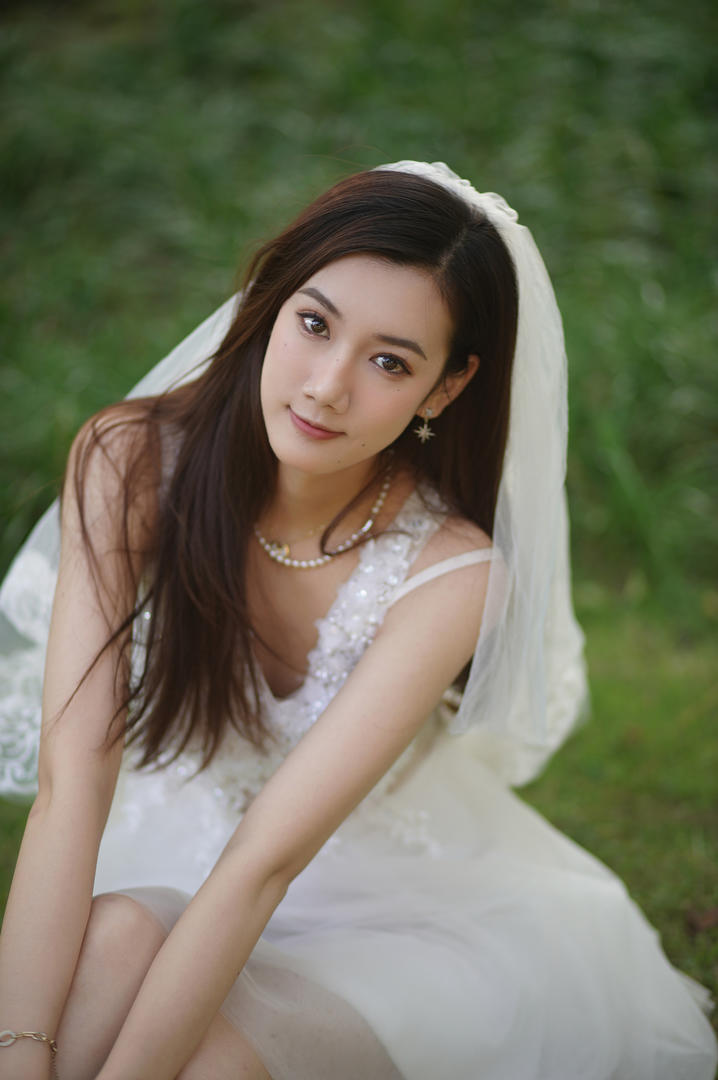 好看的美女穿婚纱高清写真图片