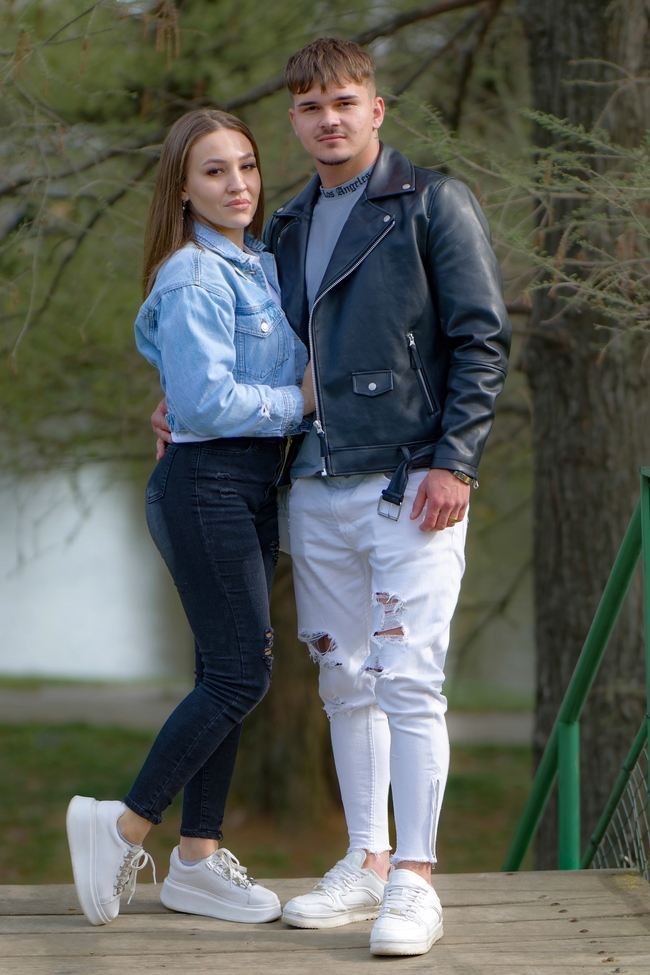 欧美公园年轻情侣合影图片