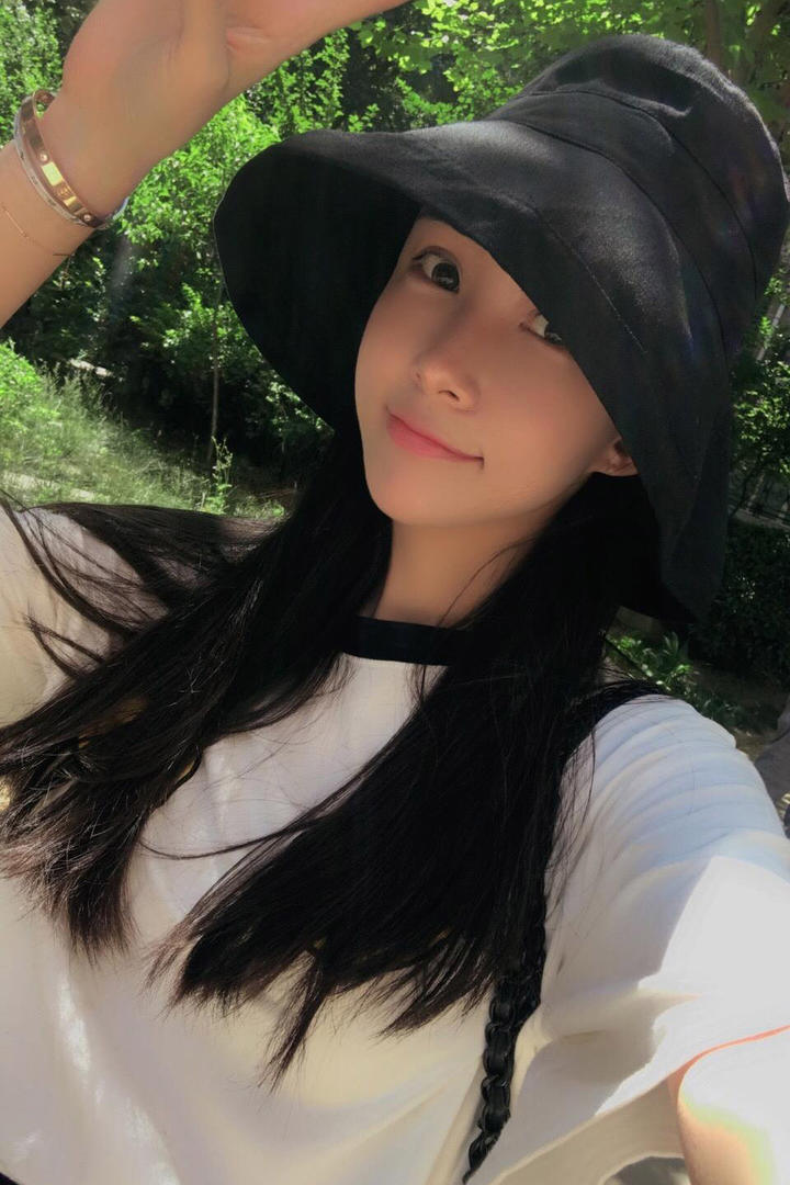 戴着帽子的极品漂亮美女学生郊游写真图片