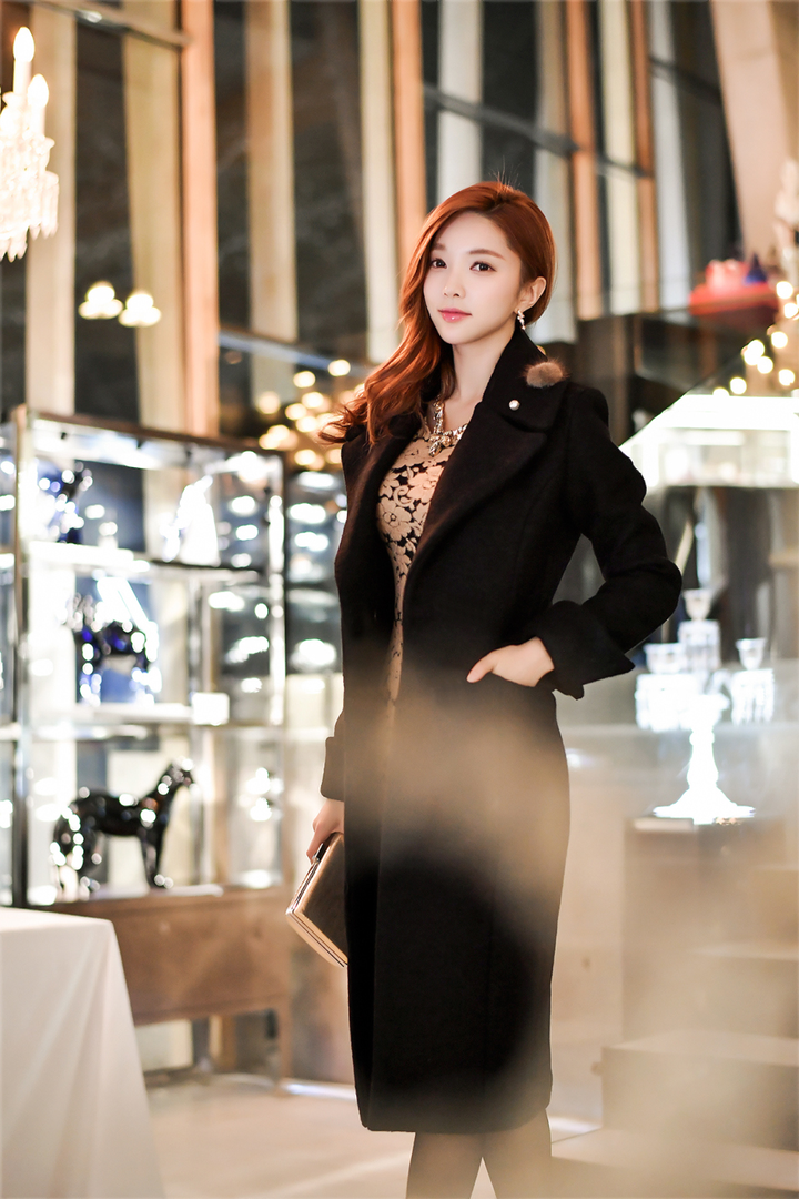 穿着黑色大衣的韩国美女朴秀妍摄影图片