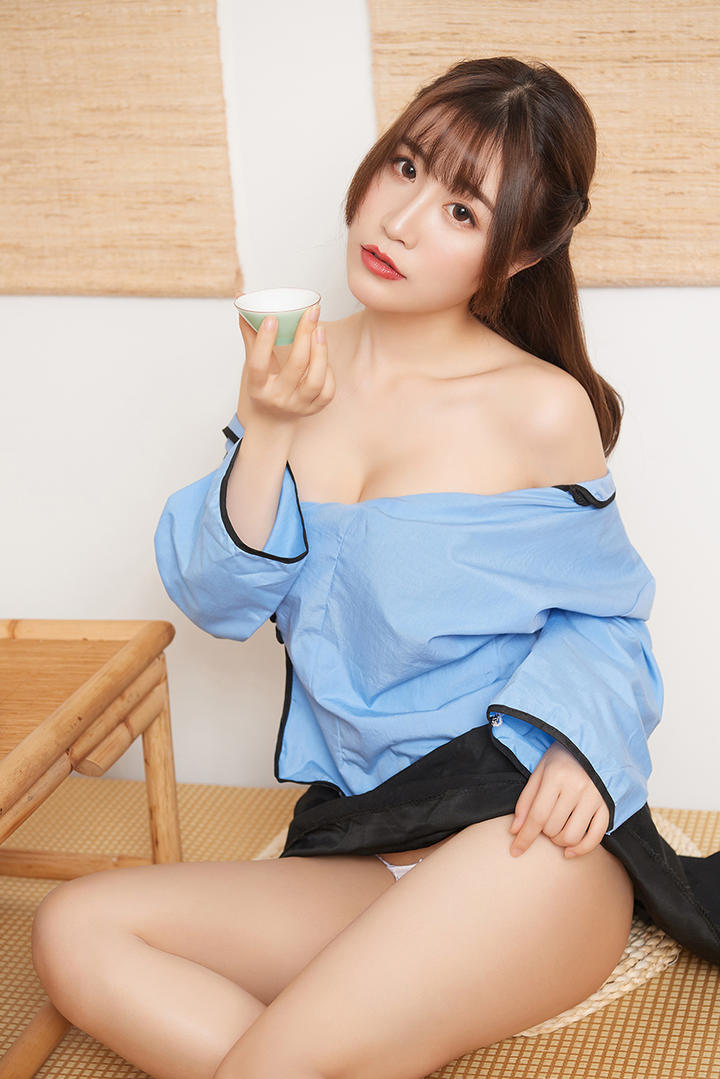 品茶的性感民国装扮美女绯月樱写真图片