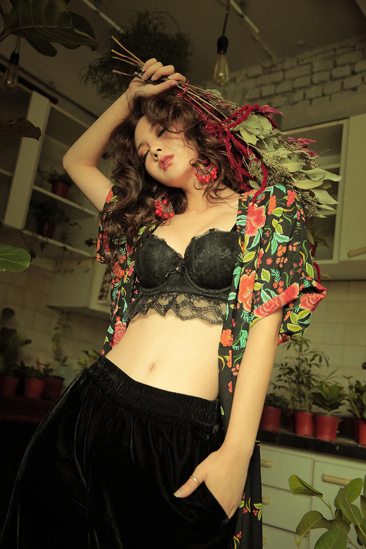 拿着花束的韩国美女明星李采恩图片