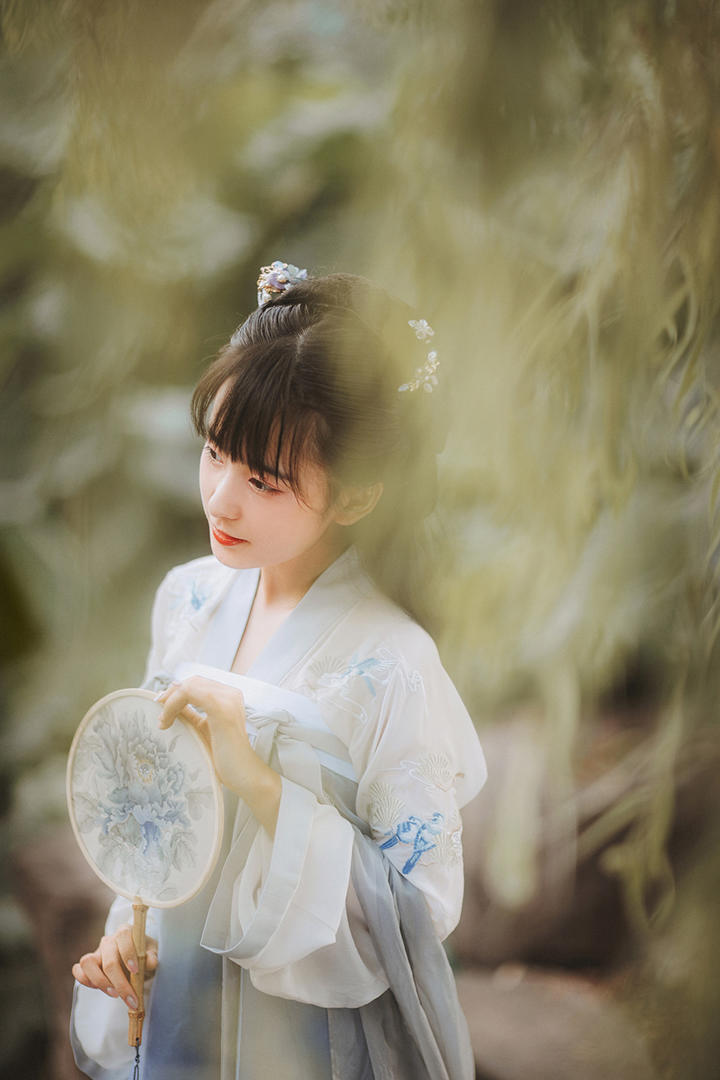 手拿圆扇的古代小姐古装美女图片