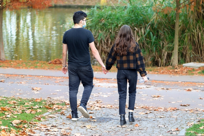 情侣手牵手散步背影图片