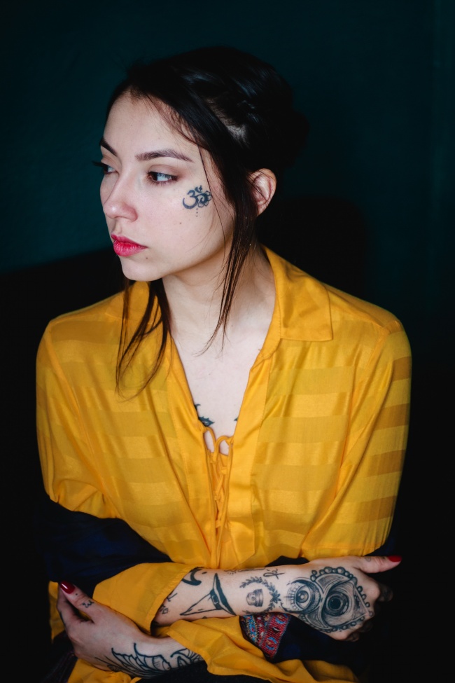 国模棚拍人体写真摄影