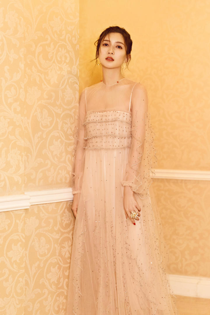 穿着性感长裙的美女明星江疏影写真