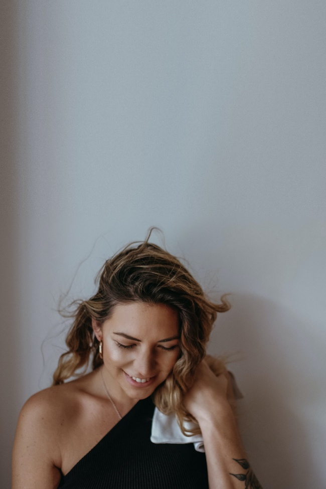 性感斜肩装美女写真图片