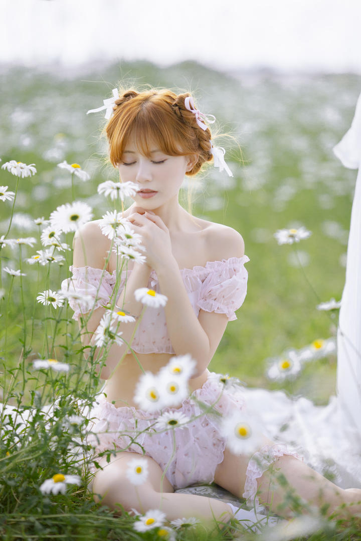 花园里的年轻漂亮女生唯手机壁纸图片