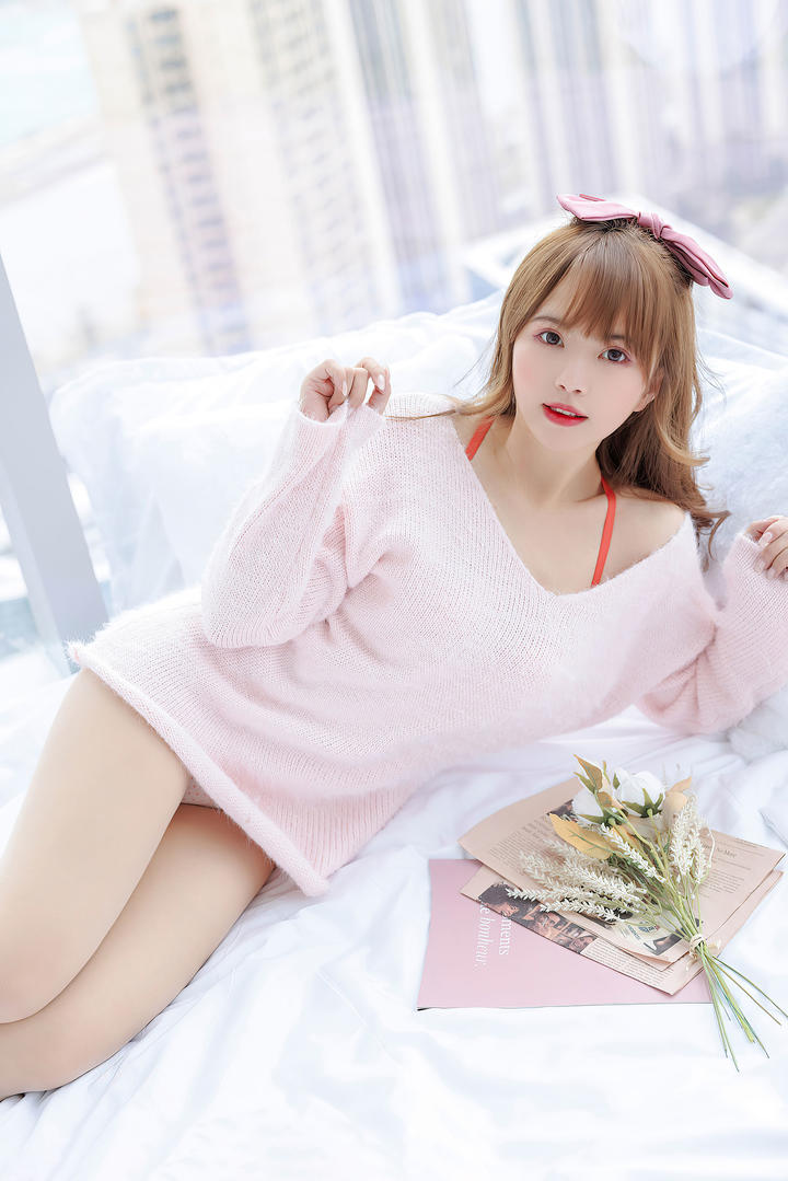 穿粉色毛衣的清纯可爱女生张思允唯美私拍图片