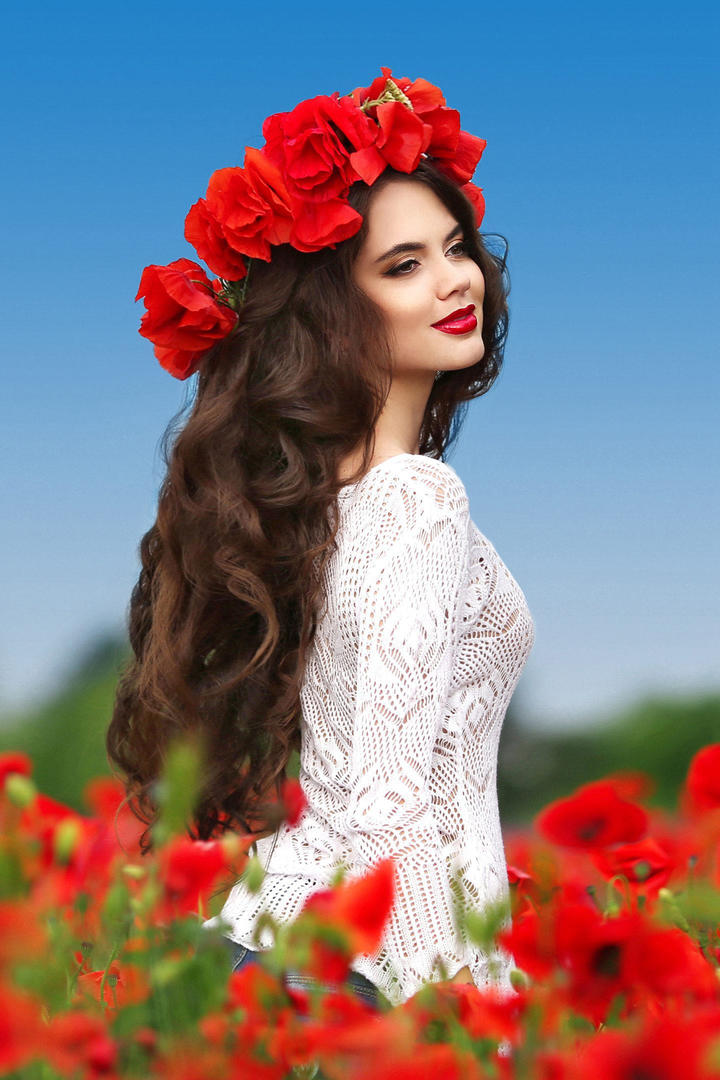 戴花环的乌克兰美女大胆写真图：