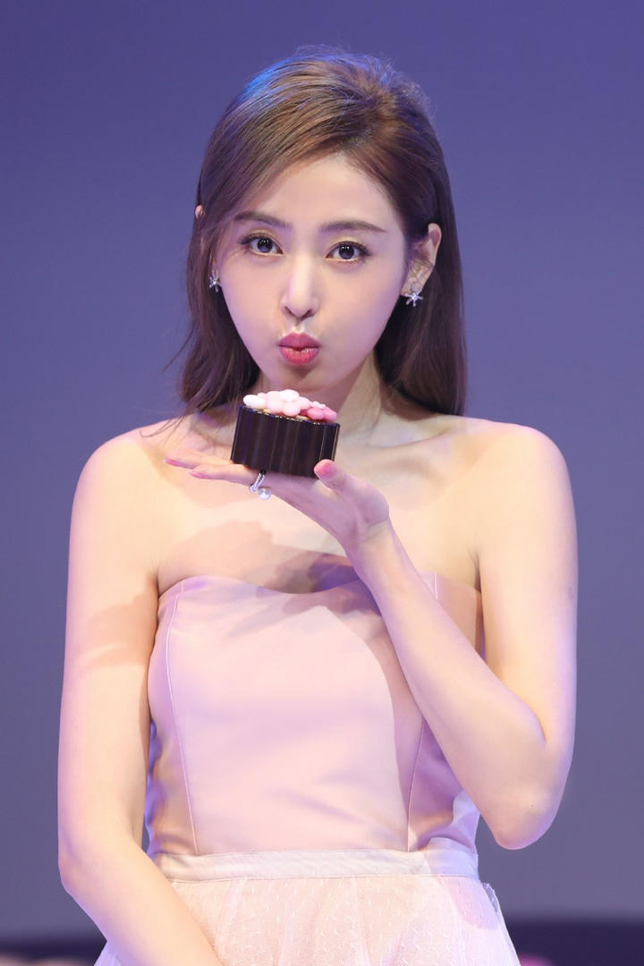 拿着蛋糕的气质美女明星张天爱