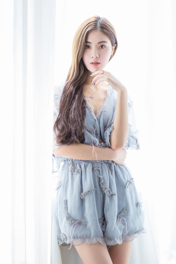 靠在窗户上的极品超短裙女神写真