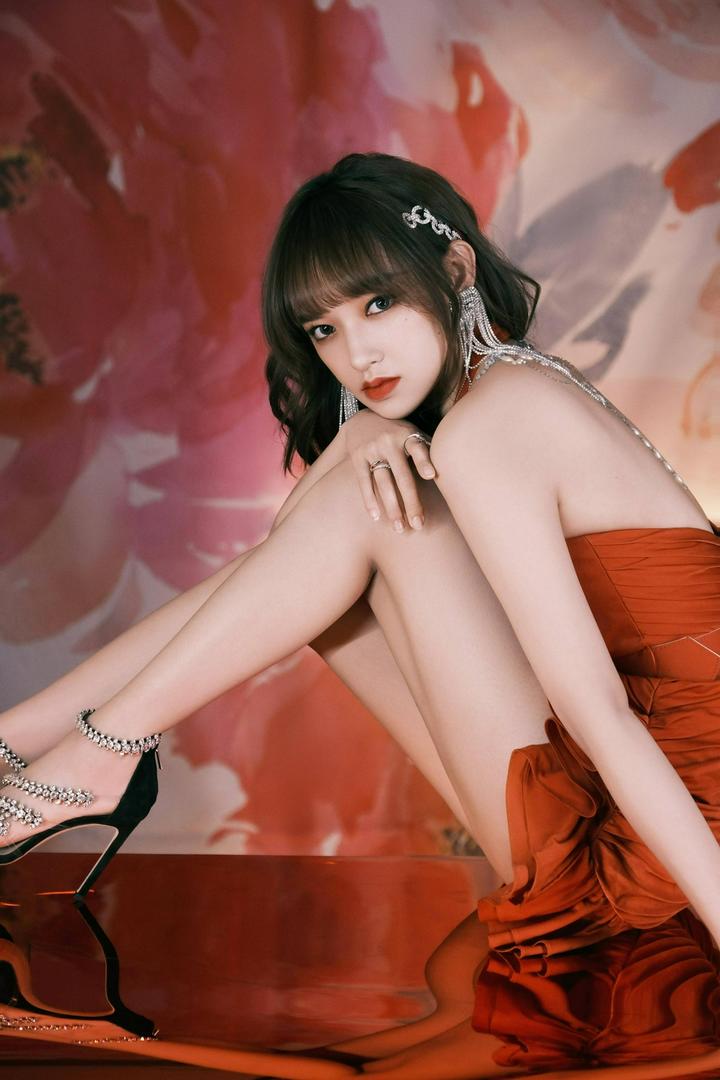 国内美女明星程潇性感玫瑰红裙诱惑写真图片