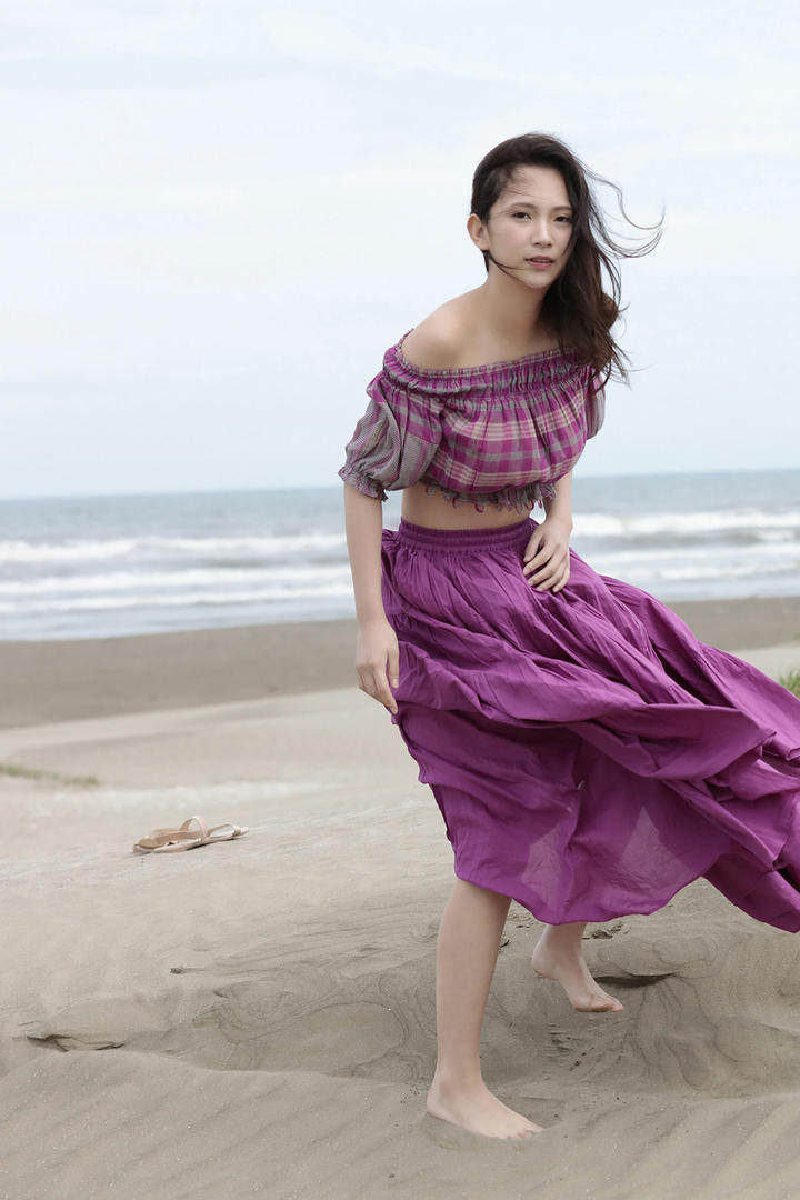 紫色长裙气质美女图片