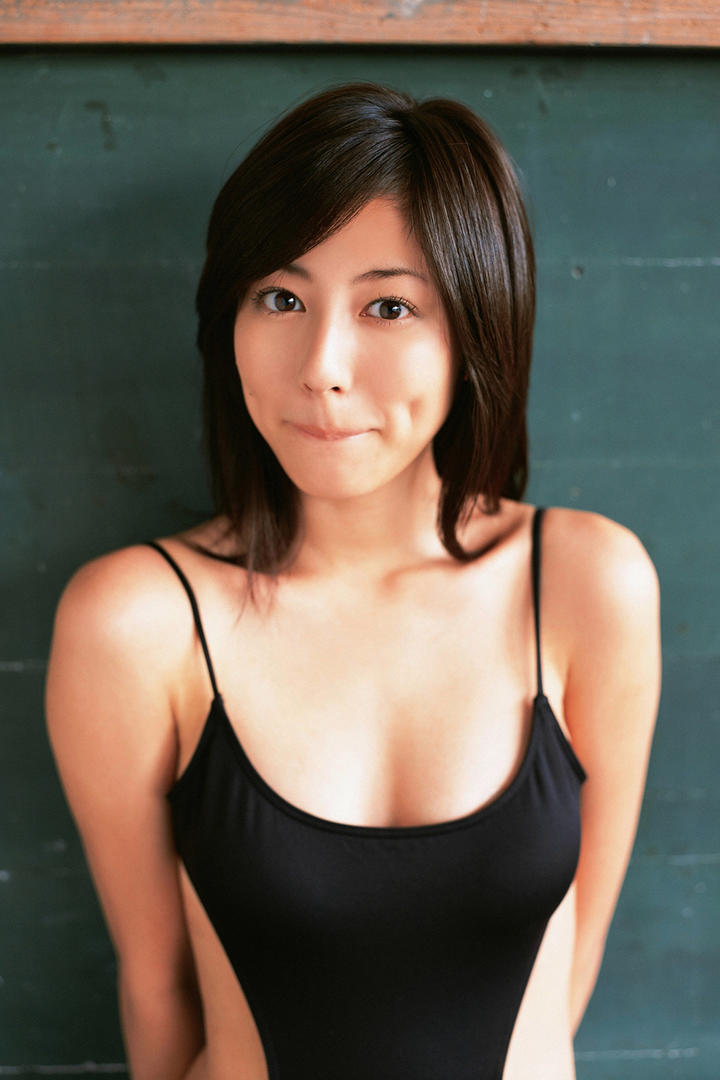 日韩性感短发美女老师教室大尺度写真图片