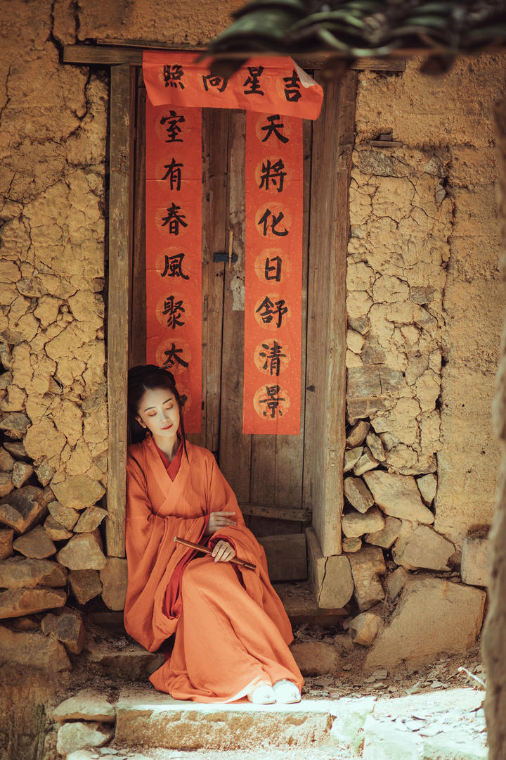 坐在老屋前的红衣古装汉服美女唯美摄影写真图片