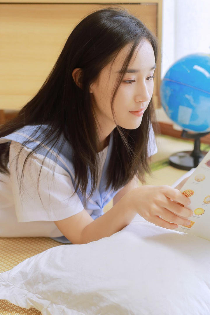 穿着校服的甜美青春美少女图片