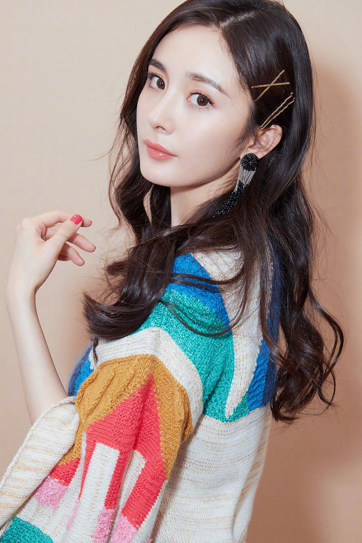 穿着毛衣的气质女神杨幂图片