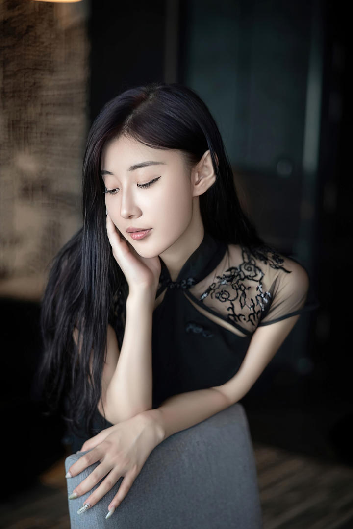 趴在椅子上的成熟韵味美女顾楚楚高清图片