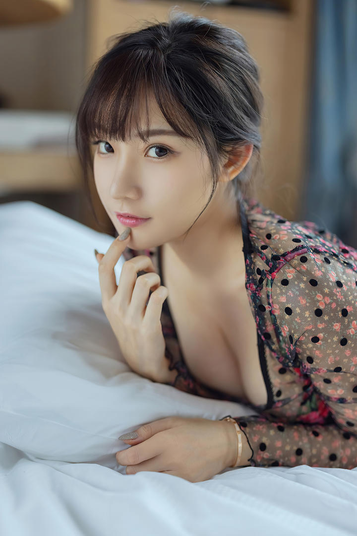 趴在床上的大胸宅男女神国产AV美女写真图片