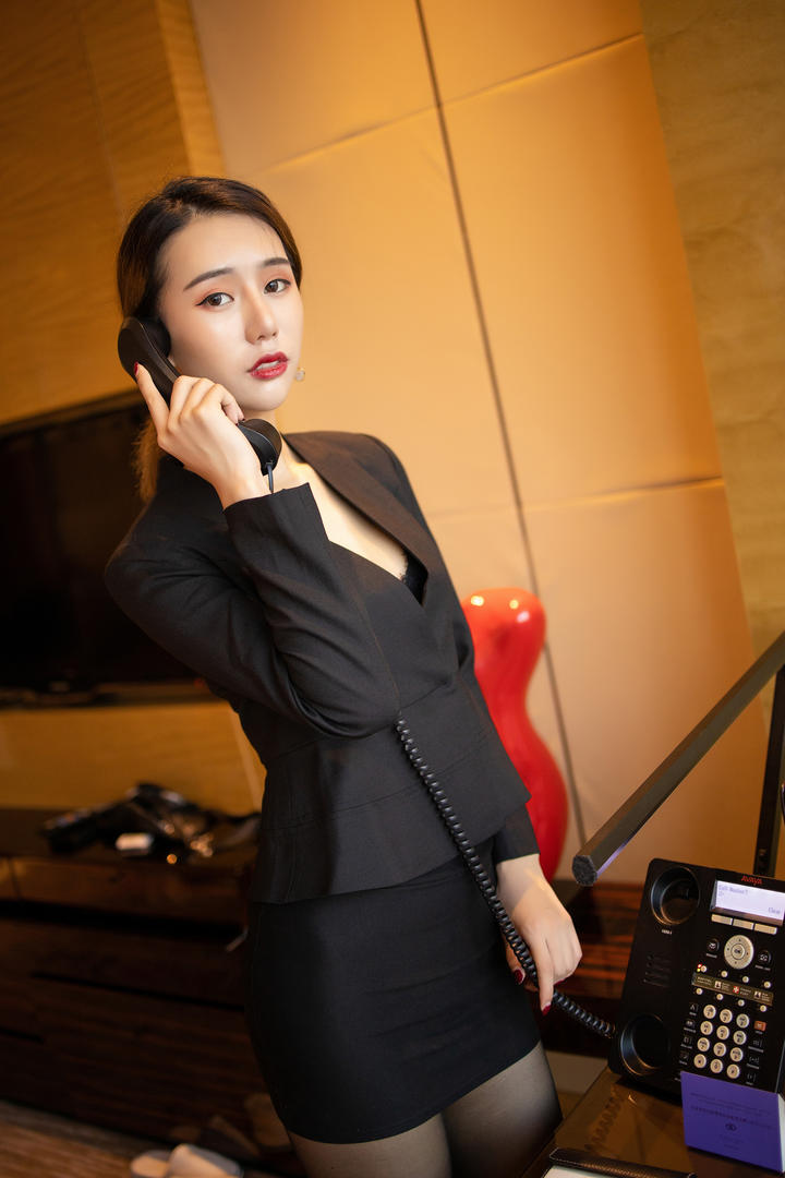 打电话的性感制服美女诱惑图片