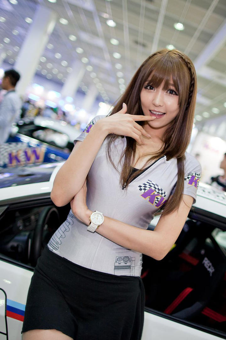 靠在车上的韩国美女车模李恩慧图片