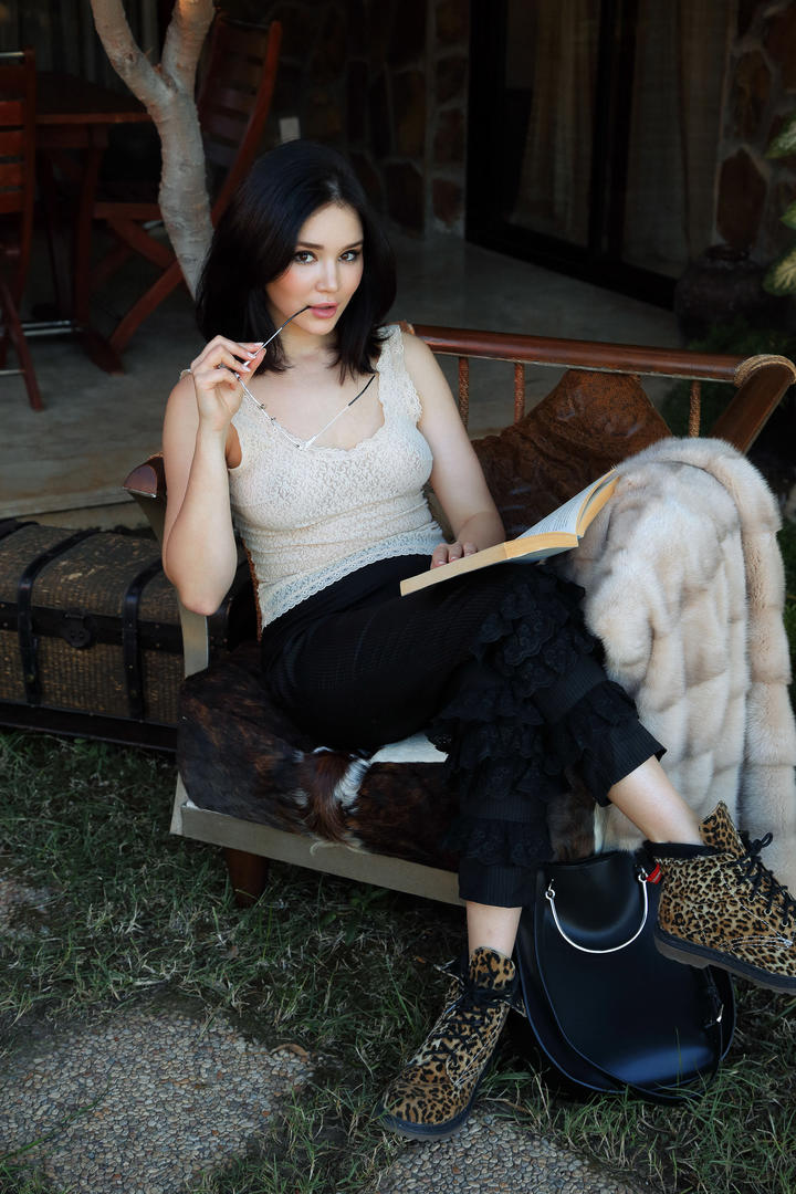 坐在椅子上看书的欧美美女rapper