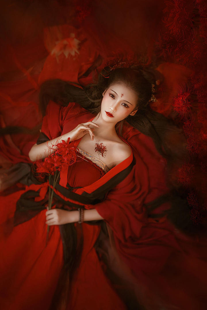 古装汉服美女一身红装艺术写真图片