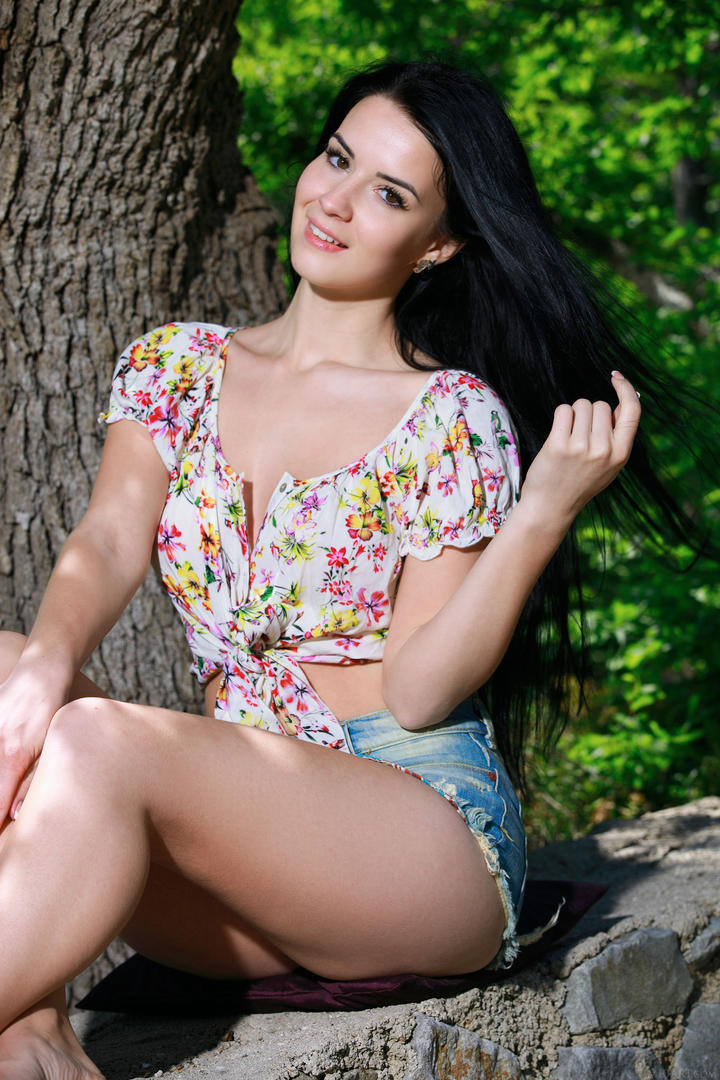 超高清黑色长发乌克兰美女写真图片