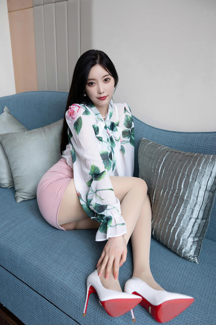 抚摸小腿的91精品国产综合久久小仙女杨晨晨性感写真图片