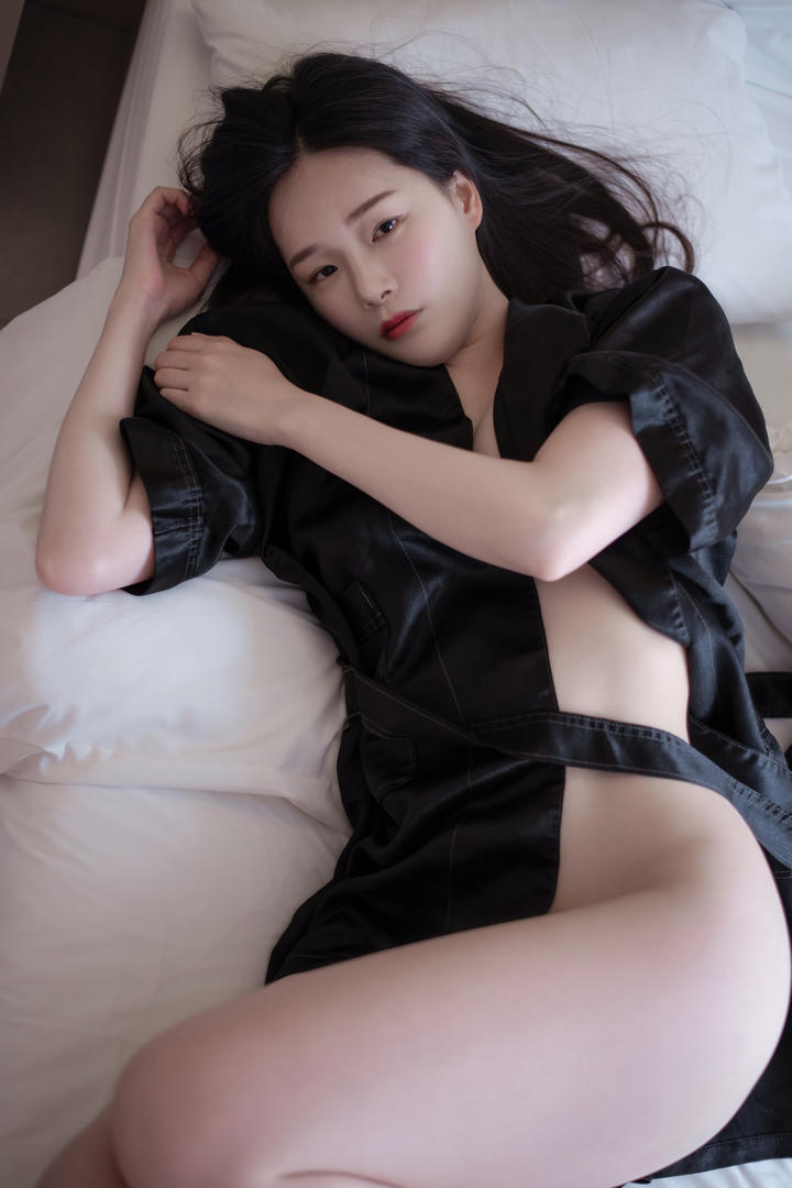 性感韩国美女模特黑色睡袍大胆人体艺术写真图片