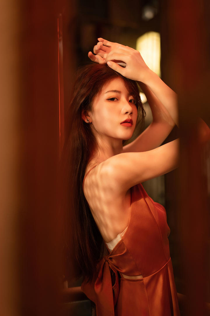 紧身吊带裙美女写真