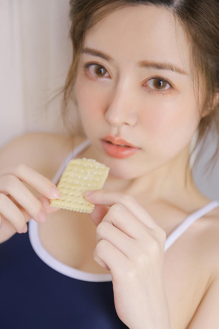 高清吃饼干的清纯中国美女写真