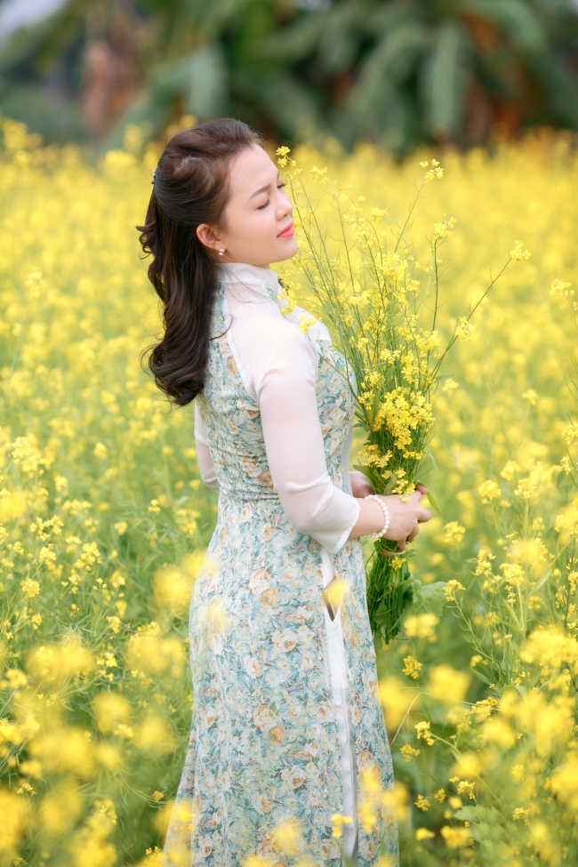 黄色油菜花海美女写真图片