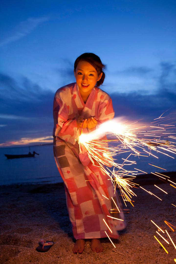拿着仙女棒的日本和服美女高清图片