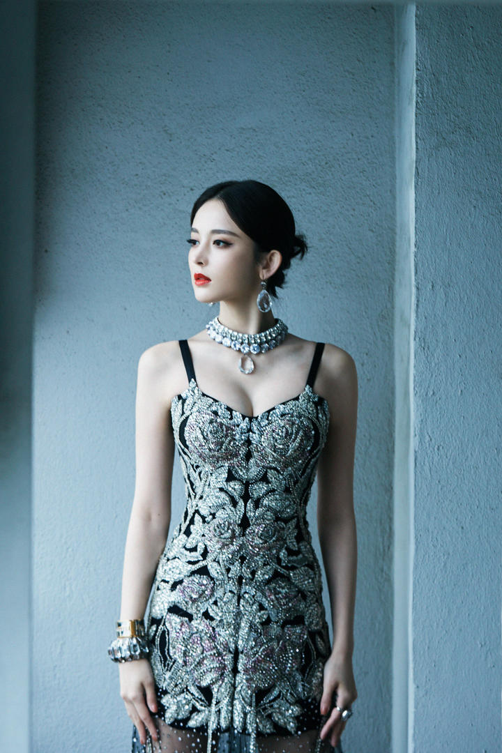 穿着短裙的气质女星古力娜扎图片