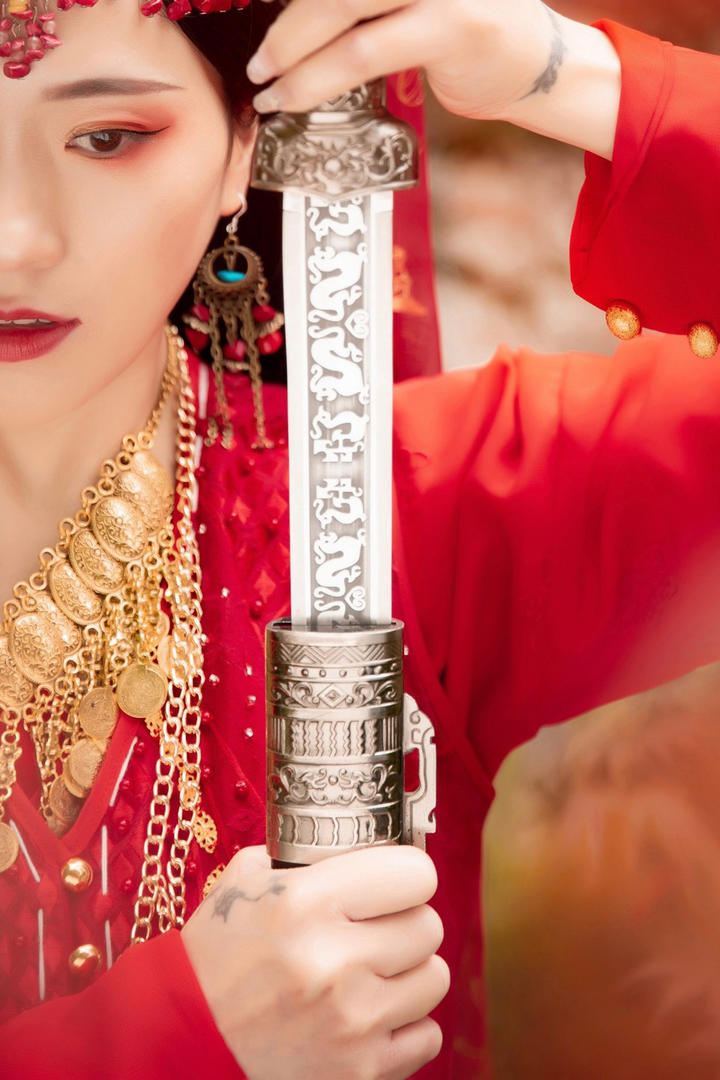 拔出宝剑的古装美女高清人像艺术摄影写真图片