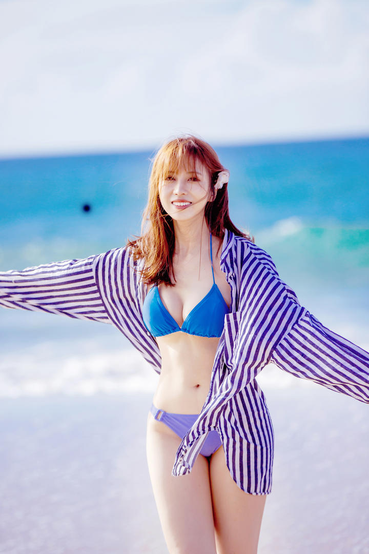 站在海边的清纯好身材比基尼美女高清摄影图片