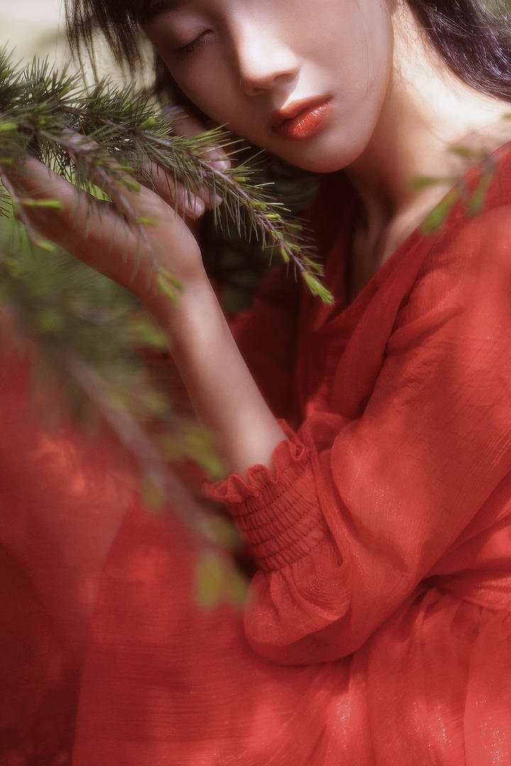唯美红衣少女光魅清纯美女写真图片