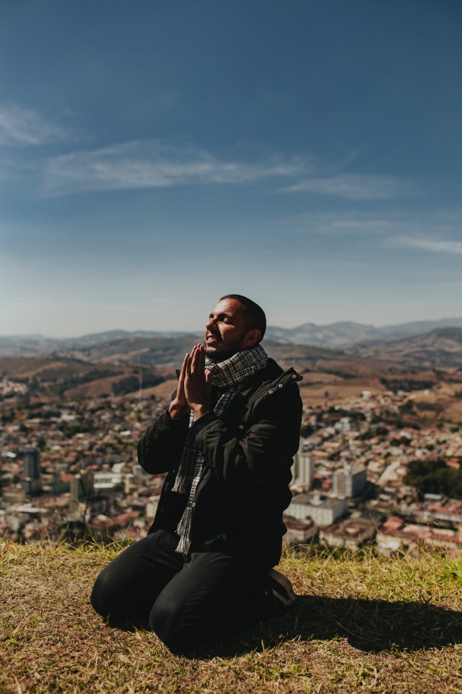 双手合十虔诚祈祷帅哥图片