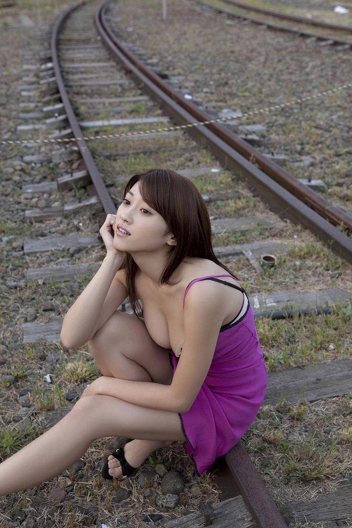坐在铁路上的日本GOGO人体美女写真图片