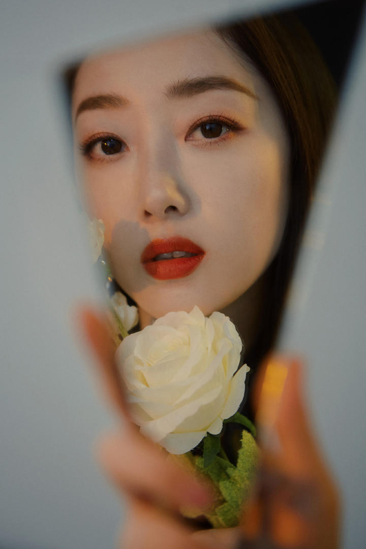 照镜子的性感红唇美女明星图片蒋梦婕图片