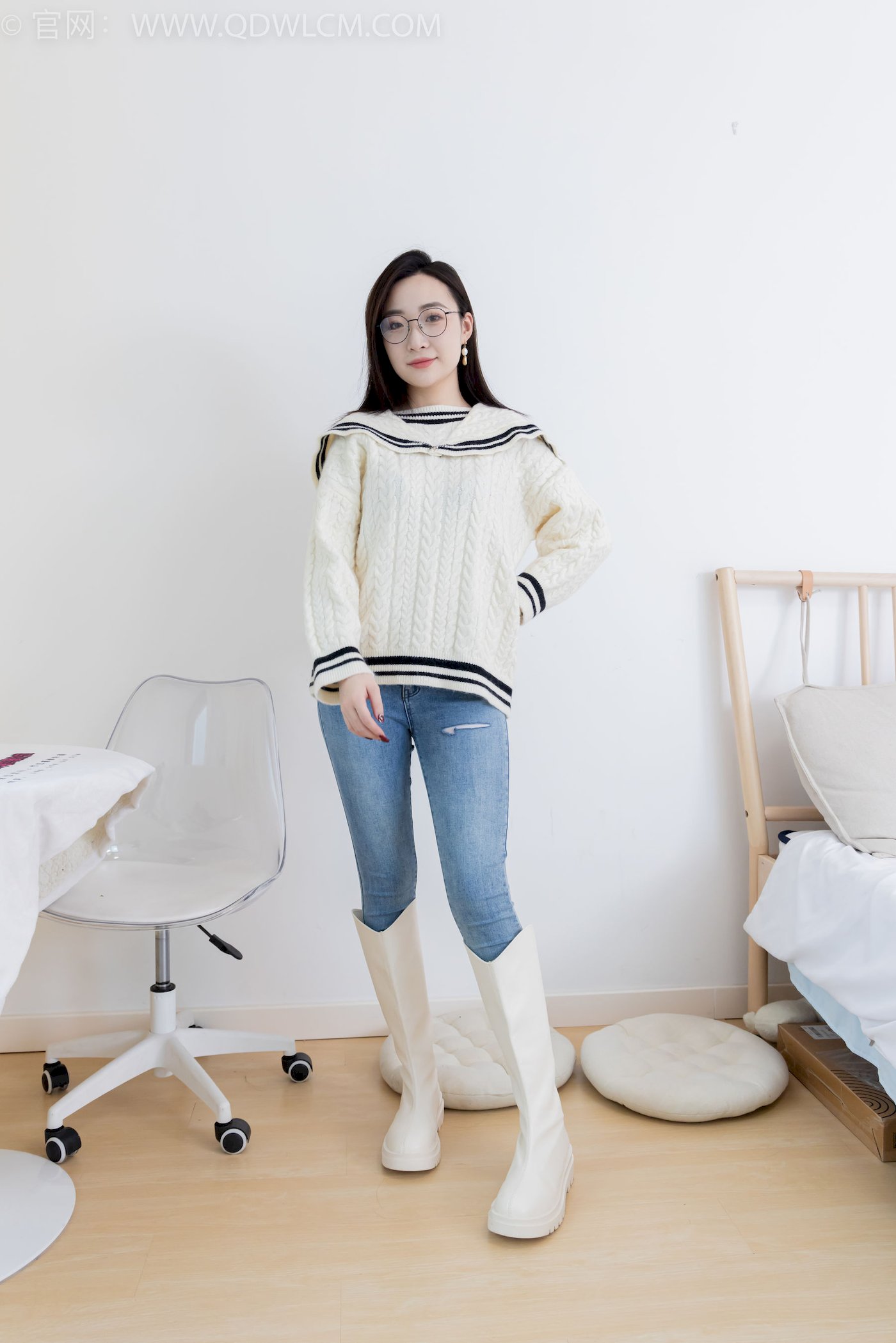 物恋传媒模特恬恬白色毛衣搭配牛仔裤居家写真