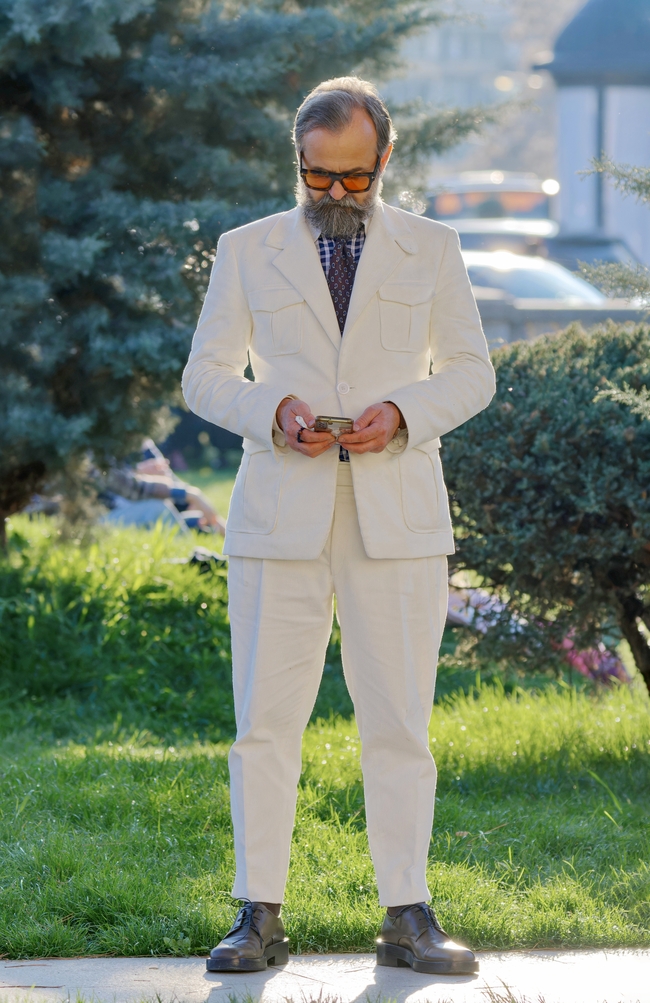 欧美时尚白色西装老年帅哥写真图片