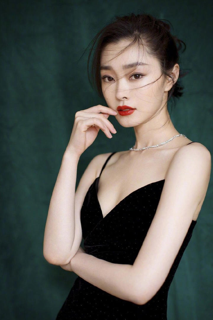 性感美女明星宋轶穿着黑色迷人吊带长裙气质写真图片