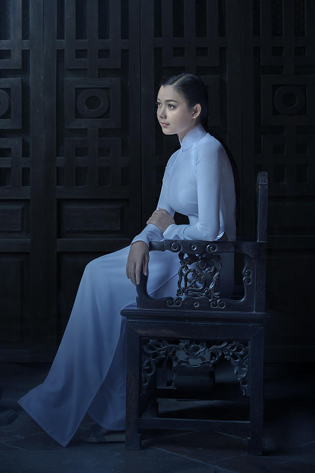 坐在椅子上的高清越南美女人像艺术写真图片