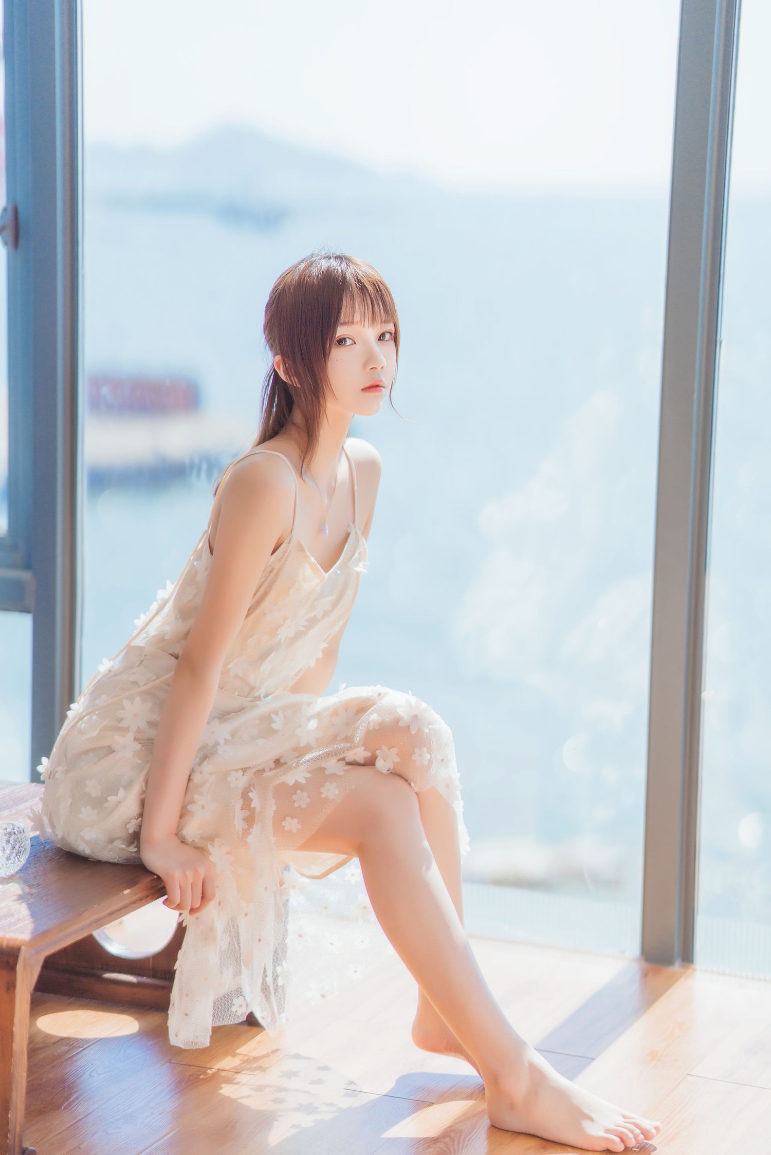 网络红人桜桃喵白色吊带长裙阳光系列户外写真