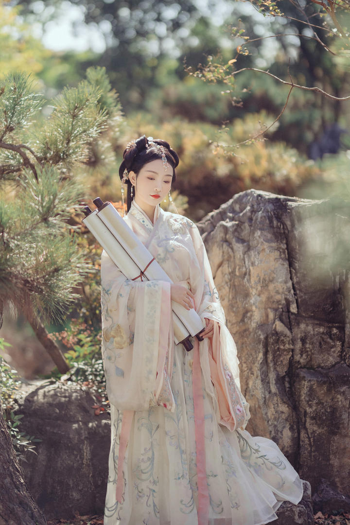 抱着书画的超清唯美古风女生头像图片大全
